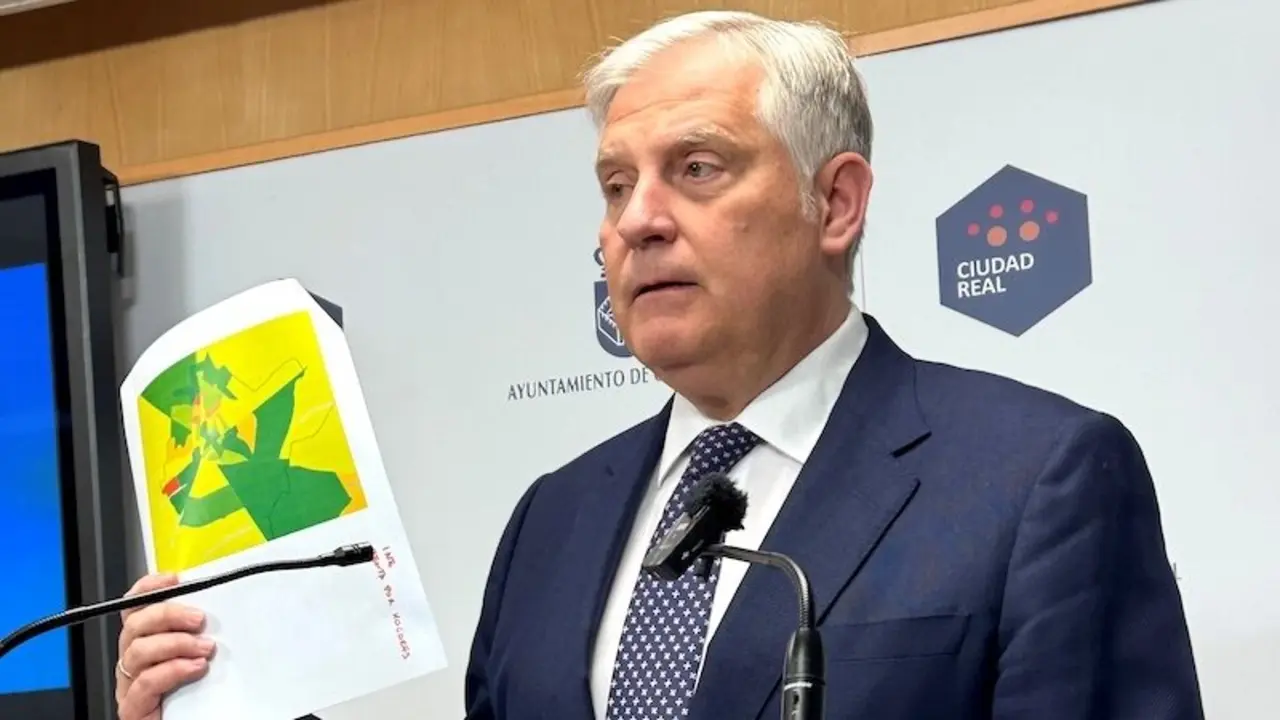El alcalde de Ciudad Real, Francisco Cañizares, durante la rueda de prensa que ha ofrecido este miércoles en el Consistorio para presentar el Plan de Actuación Integrado