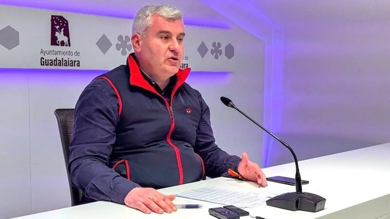El concejal de Economía y Hacienda del Ayuntamiento de Guadalajara, Alfonso Esteban, durante la rueda de prensa que ha ofrecido
