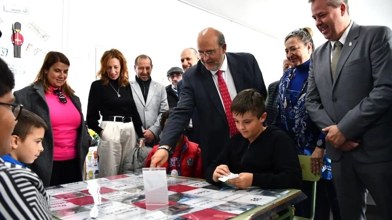 El vicepresidente primero del Gobierno regional, José Luis Martínez Guijarro, ha visitado el aula flexible y las obras de ampliación del comedor y un aula de la Sección de Garciotum del Colegio Rural Agrupado (CRA) ‘Tierras de Viriato’