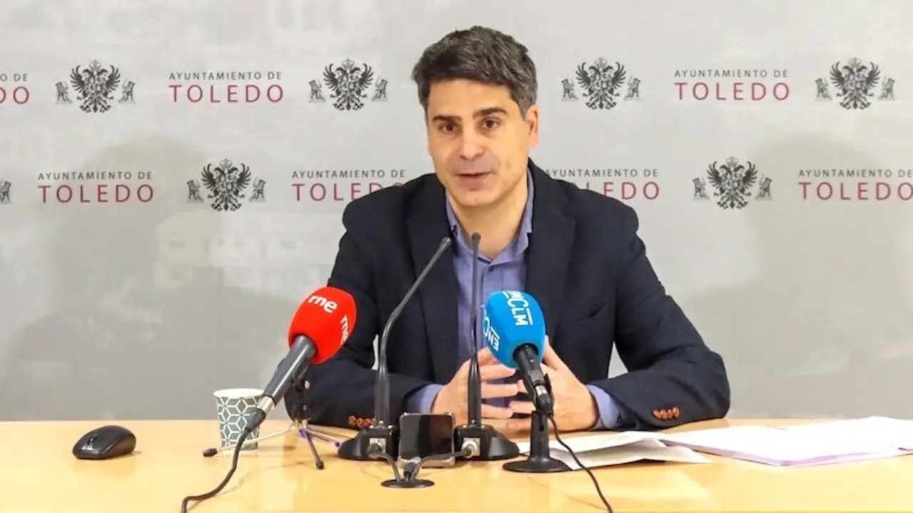 El portavoz del equipo de Gobierno del Ayuntamiento de Toledo, Juan José Alcalde, durante la rueda de prensa que ha ofrecido