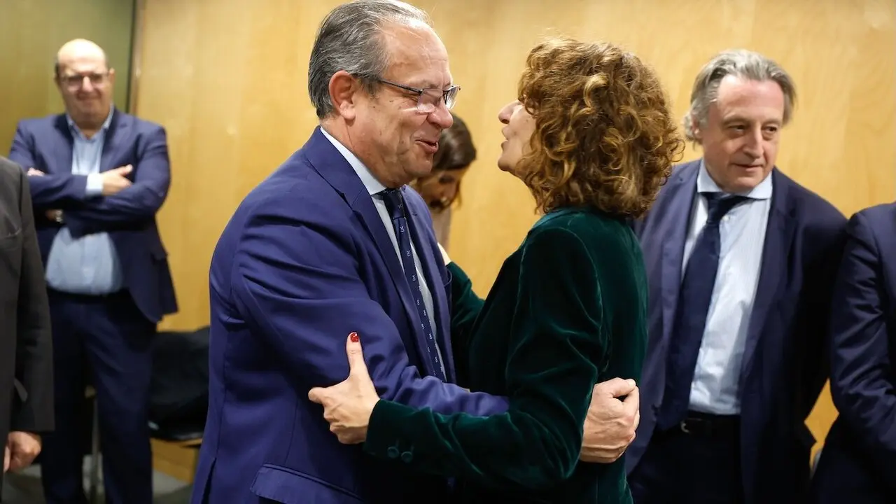 La vicepresidenta primera del Gobierno y ministra de Hacienda, María Jesús Montero (d), saluda al Consejero de Hacienda de Castilla La Mancha, Juan Alfonso Ruiz Molina, durante la reunión del Consejo de Política Fiscal y Financiera (CPFF) este miércoles en Madrid - EFE/Mariscal