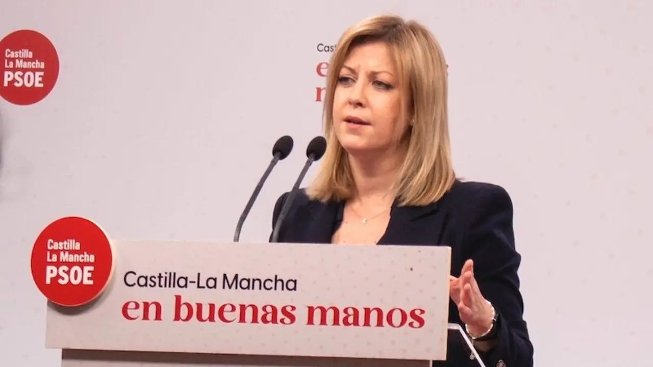 La portavoz del PSOE en las Cortes de Castilla-La Mancha, Ana Isabel Abengózar, durante la rueda de prensa que ha ofrecido en la sede de los socialistas en Toledo