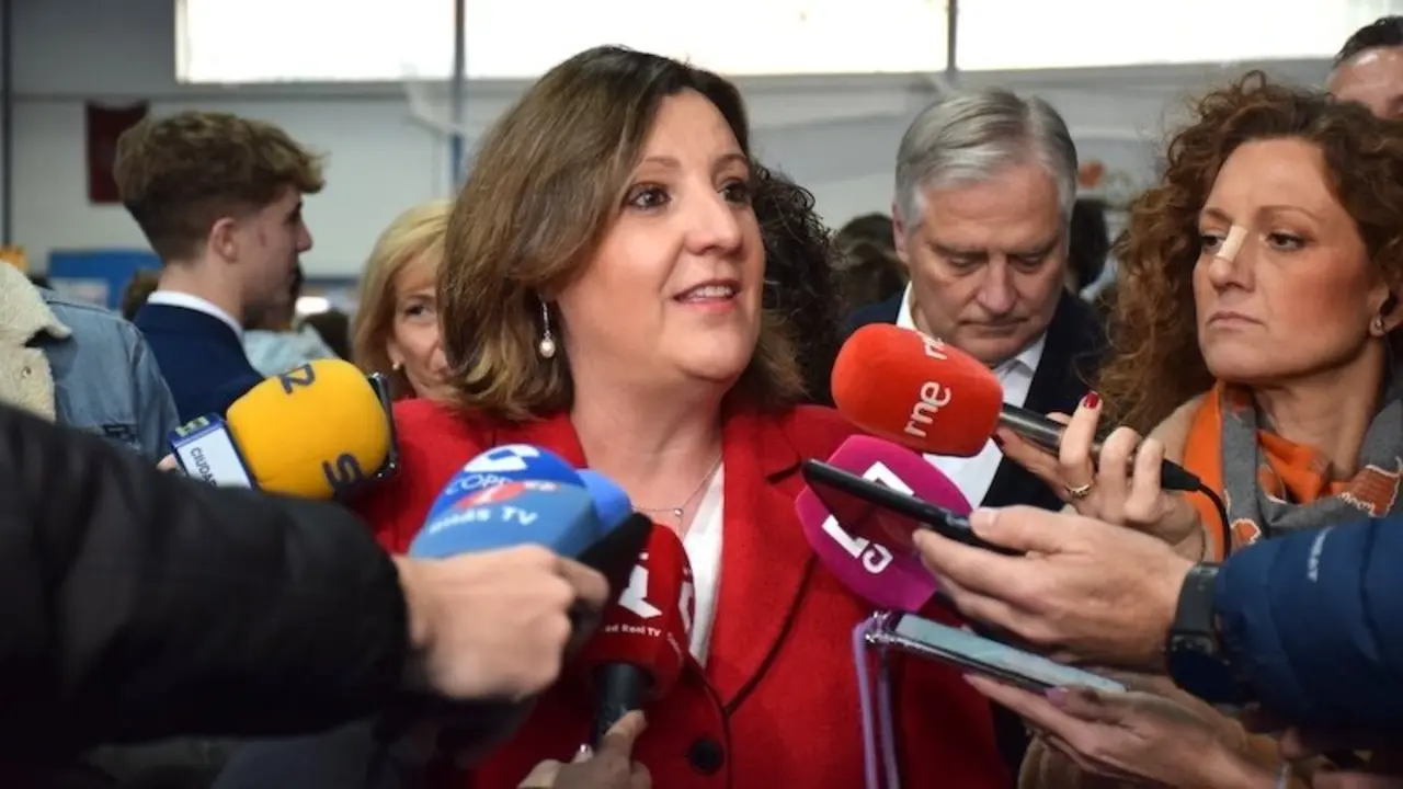 La consejera de Economía, Empresas y Empleo, Patricia Franco, ha inaugurado la VI Feria de Universidades y Estudios Superiores del Colegio Nuestra Señora del Prado, en Ciudad Real, donde además ha dado una ponencia sobre ‘La inteligencia artificial y su incursión en la empleabilidad del siglo XXI’