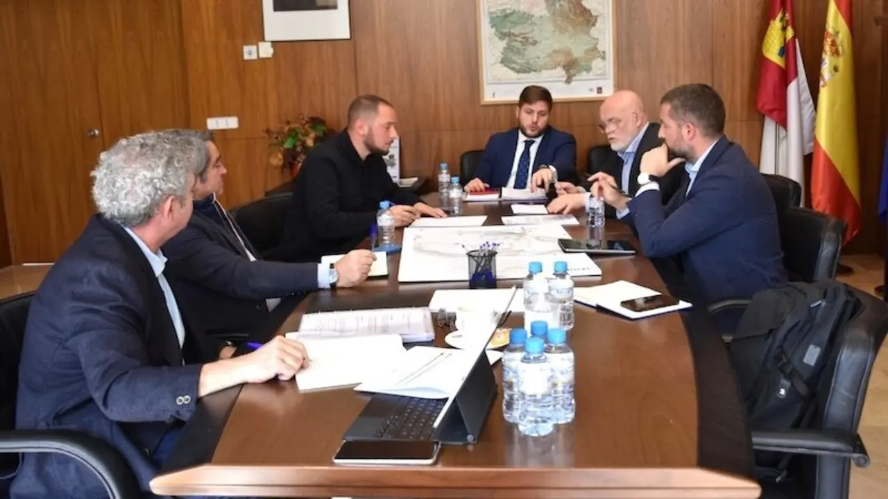 El consejero de Fomento, Nacho Hernando, se ha reunido con el alcalde de Letur, Sergio Marín, para hacer un seguimiento del Plan Letur, que como ya avanzara hace unos días “está ejecutado en un 75 por ciento en lo que respecta a las obras de emergencia”