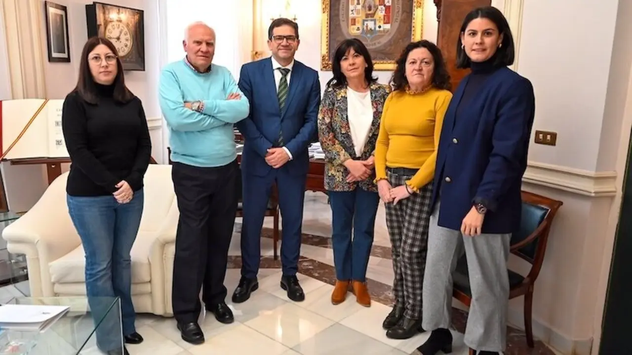 El presidente de la Diputación, Miguel Ángel Valverde, recibe a miembros del Gobierno municipal de Torre de Juan Abad