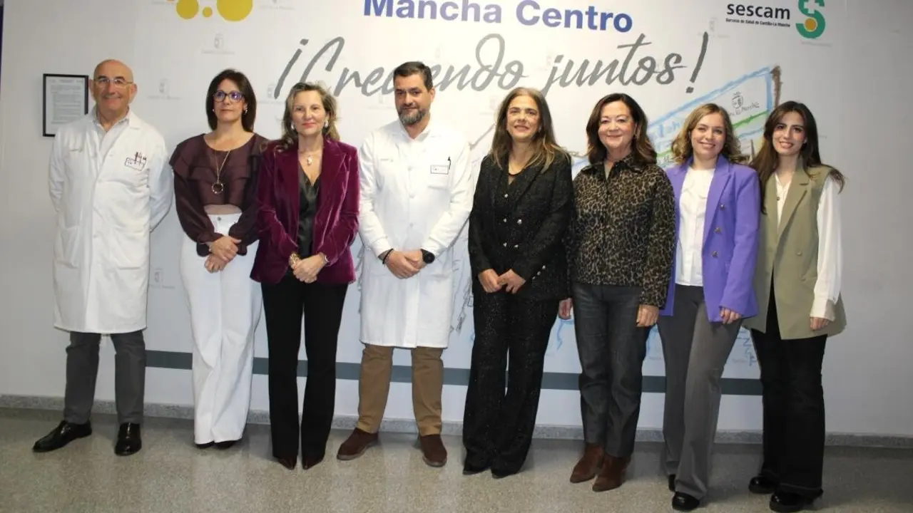 La directora general de Planificación, Ordenación e Inspección Sanitaria y Farmacia, Carmen Encinas, y la directora general de Atención Primaria, María de los Ángeles Martín, han asistido a la inauguración de la I Jornada de Salud Comunitaria que se celebra en el Hospital Mancha Centro
