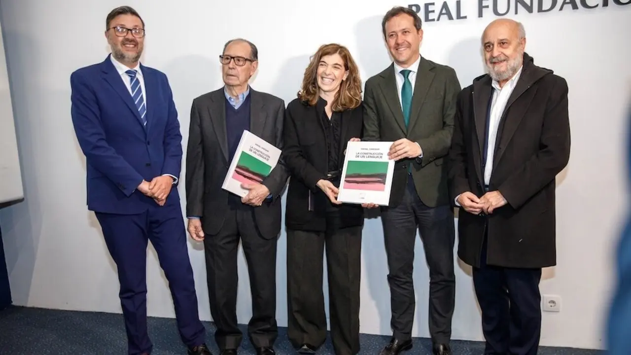 La Real Fundación de Toledo ha acogido el acto de presentación del catálogo 'Rafael Canogar. La construcción de un lenguaje' del pintor toledano
