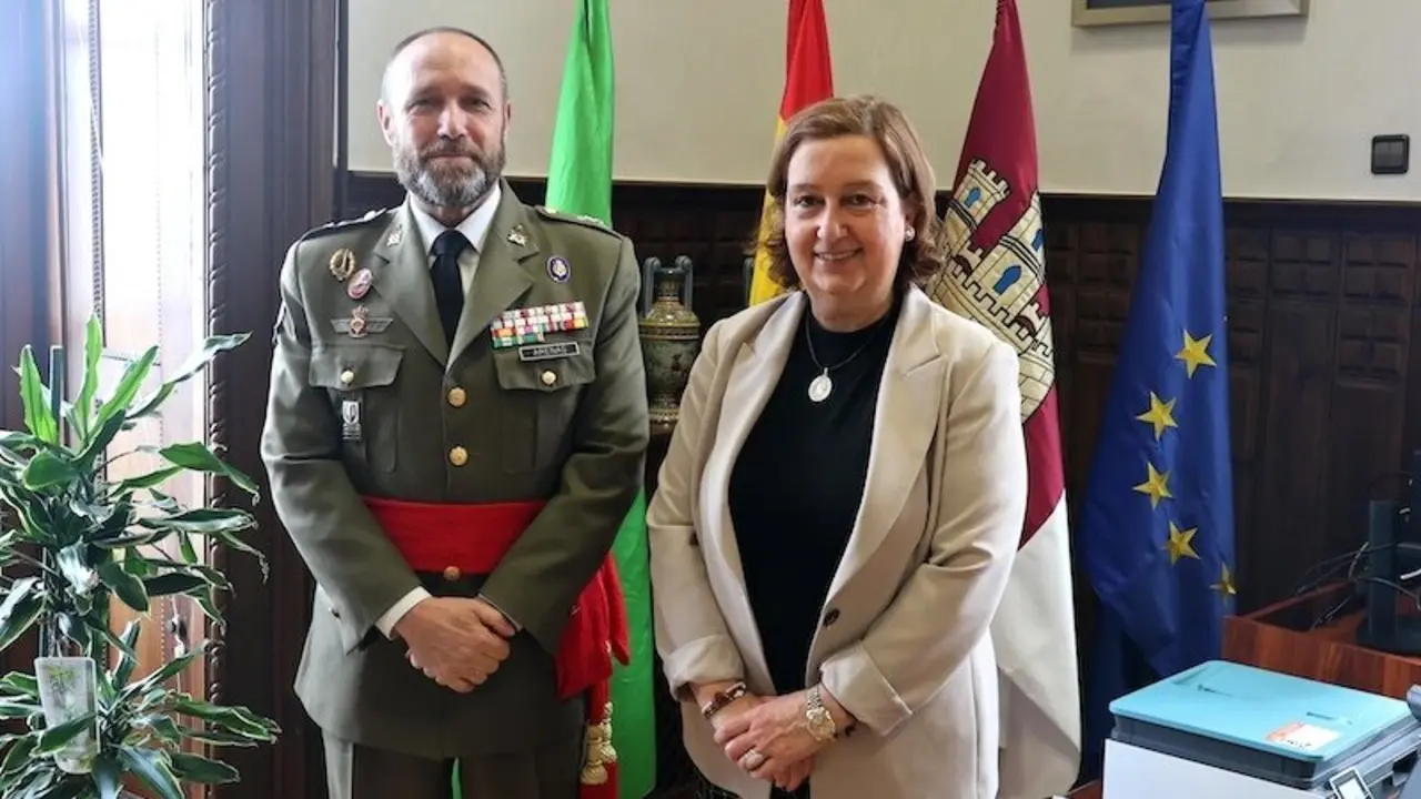 La presidenta de la Diputación de Toledo, Conchi Cedillo, despide al director del Museo del Ejército que deja su cargo al haber alcanzado edad legal de jubilación