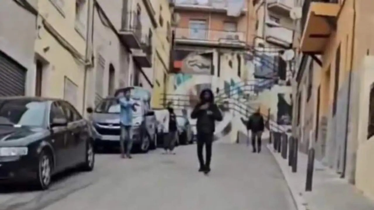 VIDEO. Así han echado unos vecinos a unos okupas antes de que entrasen en una casa