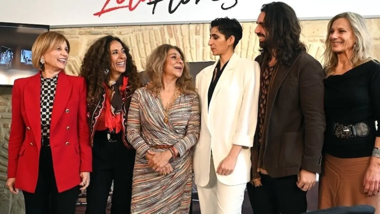 La alcaldesa de Jerez, María José García-Pelayo, junto a miembros de la familia de Lola Flores como Rosario Flores, Lolita Flores y Alba Flores - Fotografía: Archivo/Manu López Iglesias