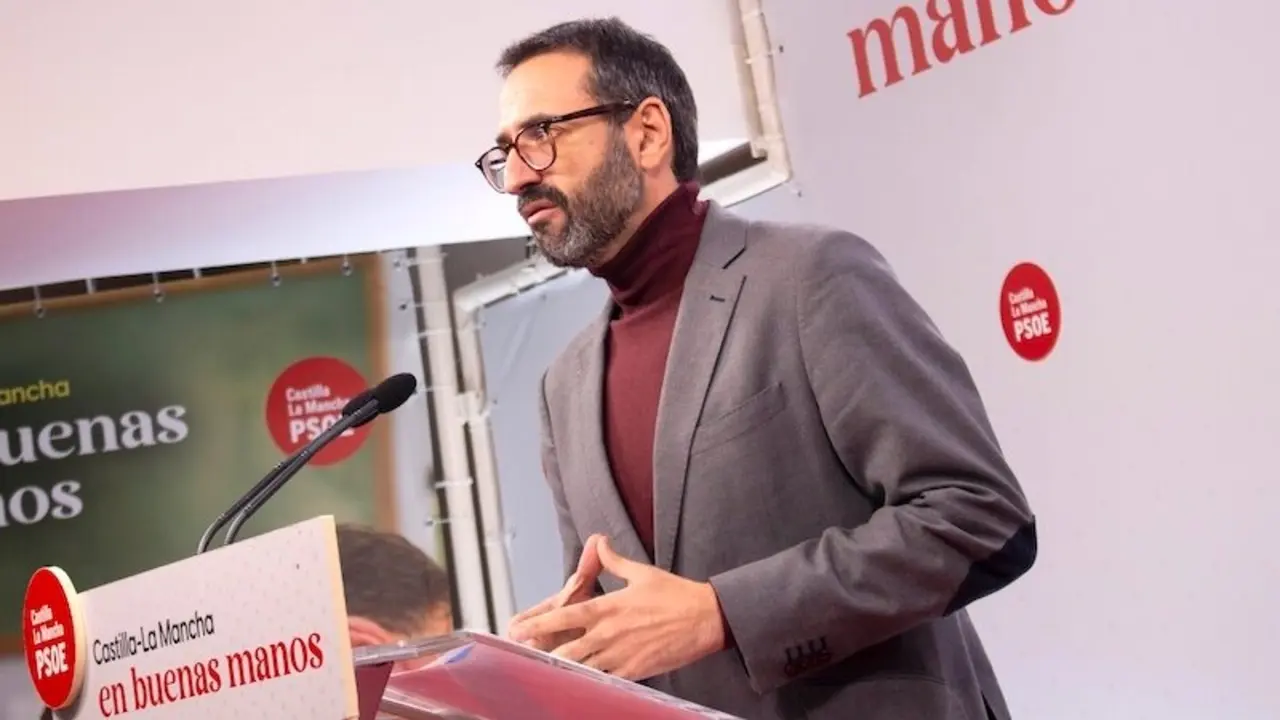 El secretario de Organización del PSOE de Castilla-La Mancha y diputado nacional, Sergio Gutiérrez, durante la rueda de prensa que ha ofrecido en la sede de los socialistas en Toledo