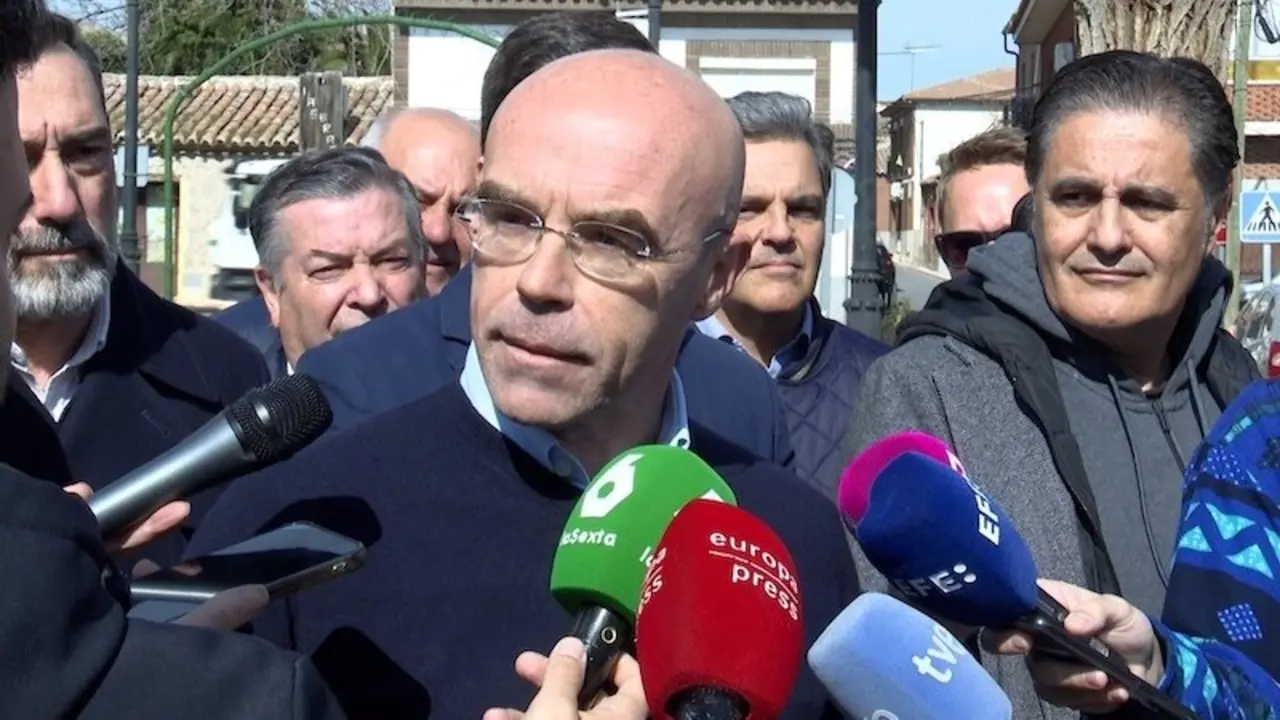 El jefe de la Delegación de Vox en Bruselas, Jorge Buxadé, atendiendo a los medios de comunicación este vienes en Pulgar (Toledo)