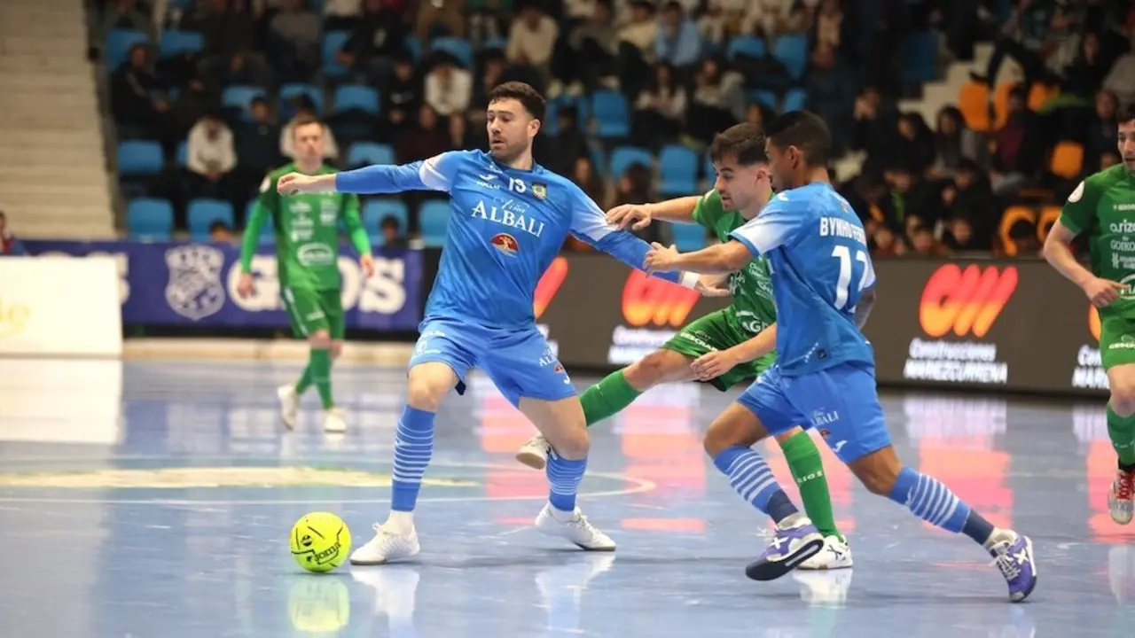 El Viña Albali Valdepeñas firma tablas en Pamplona en el debut de Íñiguez (2-2)