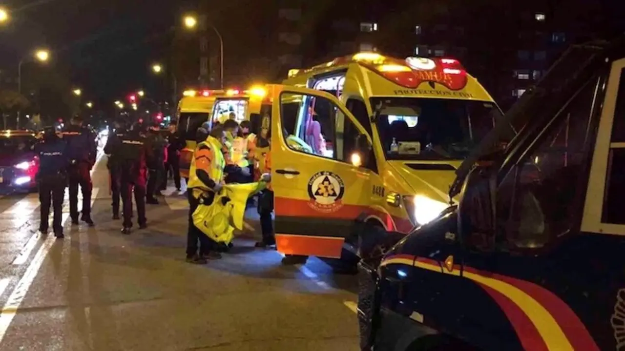 En la imagen de archivo varias ambulancias y Policía movilizados ante una emergencia