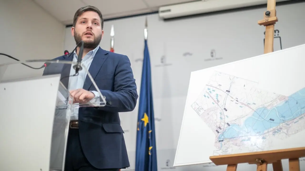 El consejero de Fomento de Castilla-La Mancha, Nacho Hernando, ha informado este sábado en rueda de prensa de asuntos de interés relacionados con su departamento, en la Consejería de Fomento