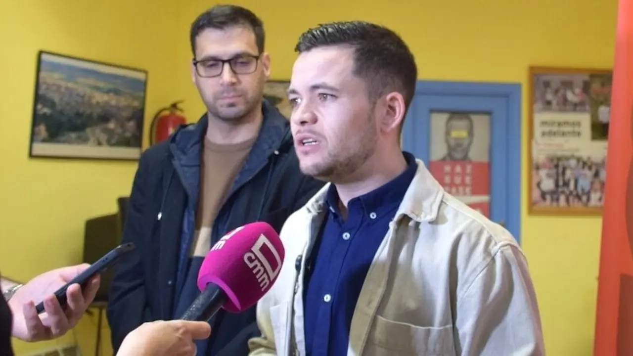 El secretario regional de Juventudes Socialistas, Álvaro Toconar, atendiendo a los medios de comunicación este sábado en Sonseca (Toledo)