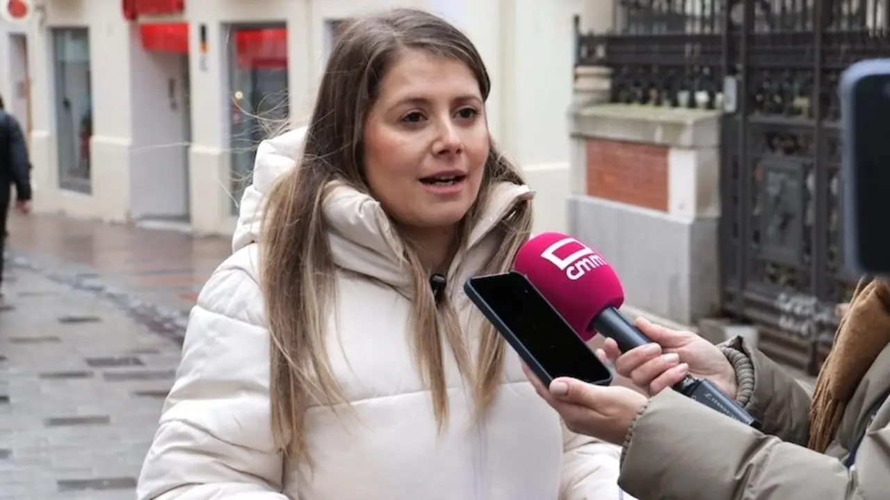 La diputada regional del PP en las Cortes de Castilla-La Mancha, Itziar Asenjo, atendiendo a los medios de comunicación este sábado en Guadalajara