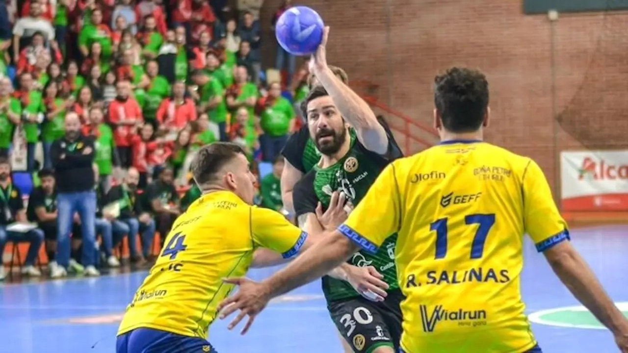 El Cuenca gana un partidazo ante un Bidasoa que prolonga su mala racha en El Sargal (32-30) - Fotografía: J.A. Lillo