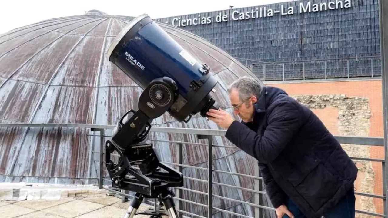 El astrónomo del Museo de las Ciencias de Castilla-La Mancha, José María Sánchez - EFE/Álvaro Del Olmo