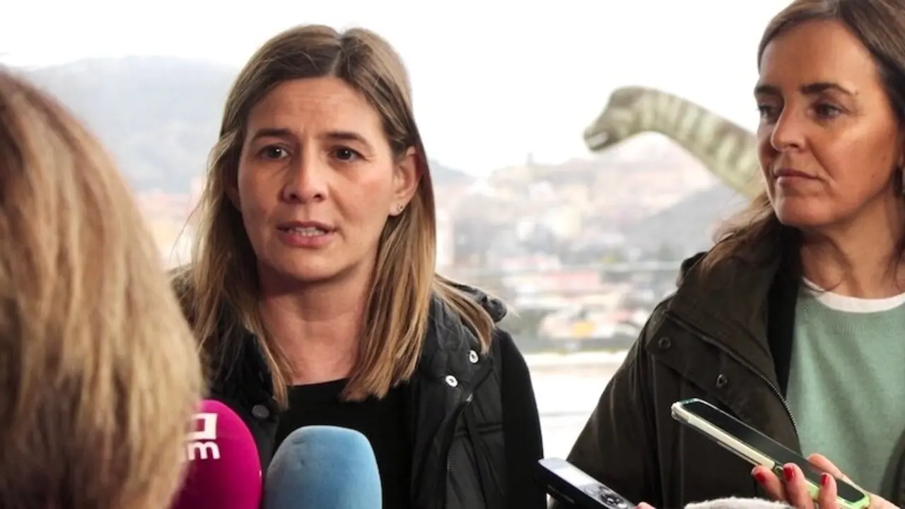 La secretaria general del PP de Castilla-La Mancha, Carolina Agudo, y la vicesecretaria nacional de Organización, Carmen Fúnez, atendiendo a los medios de comunicación este domingo en Cuenca