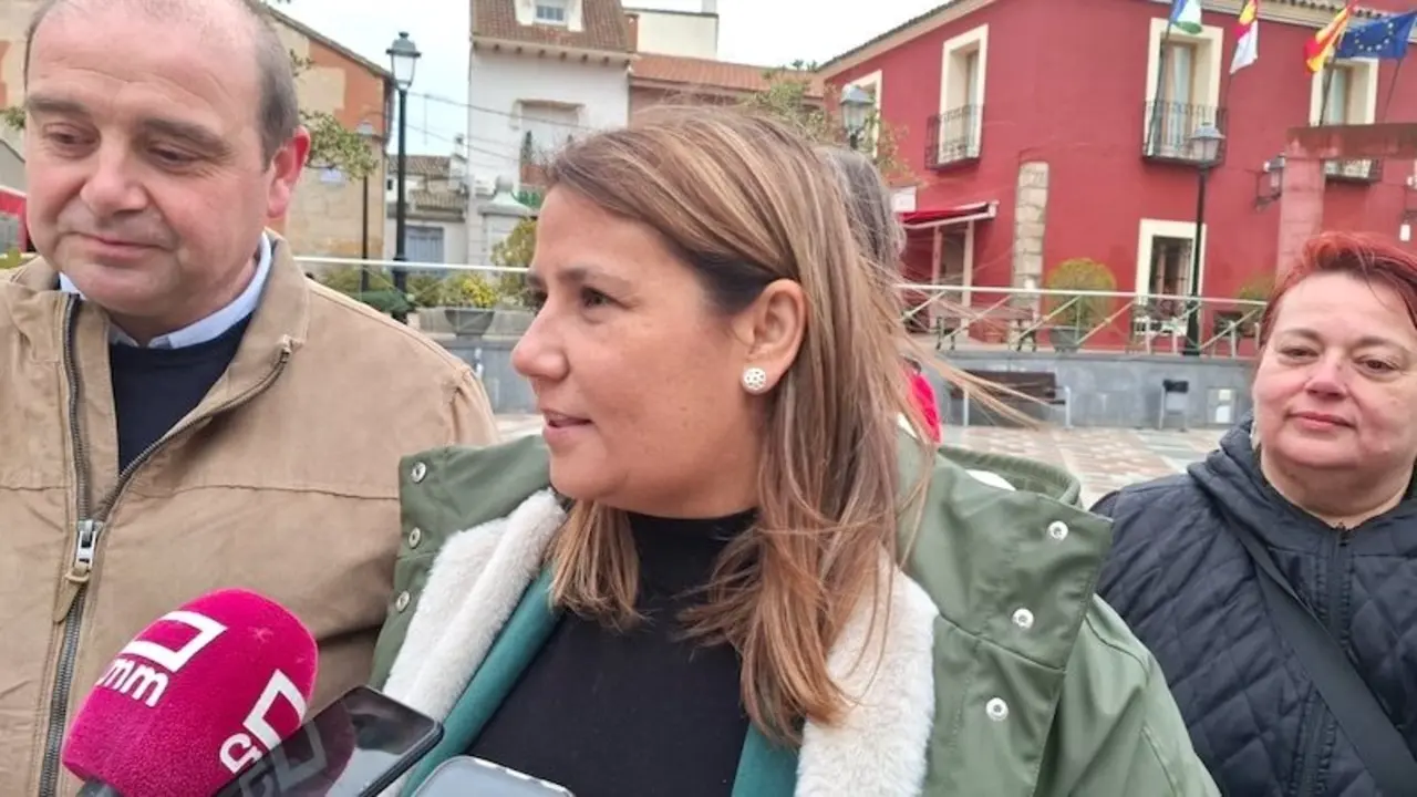 La presidenta de la Ejecutiva provincial del PSOE de Toledo, Tita García Élez, atendiendo a los medios de comunicación este domingo en Talavera de la Reina (Toledo)