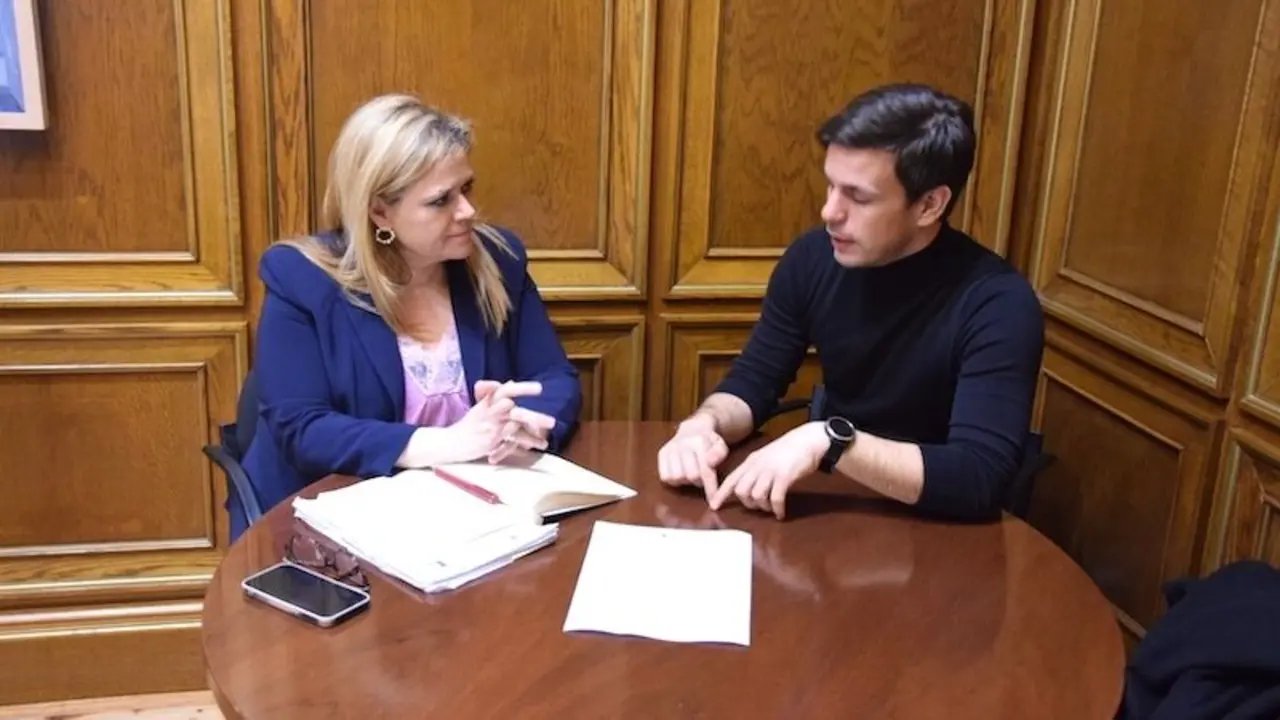 La diputada de Cultura, María Ángeles Martínez, reunida con uno de los organizadores de las visitas teatralizadas para poner en valor a las mujeres de la provincia, Alex López