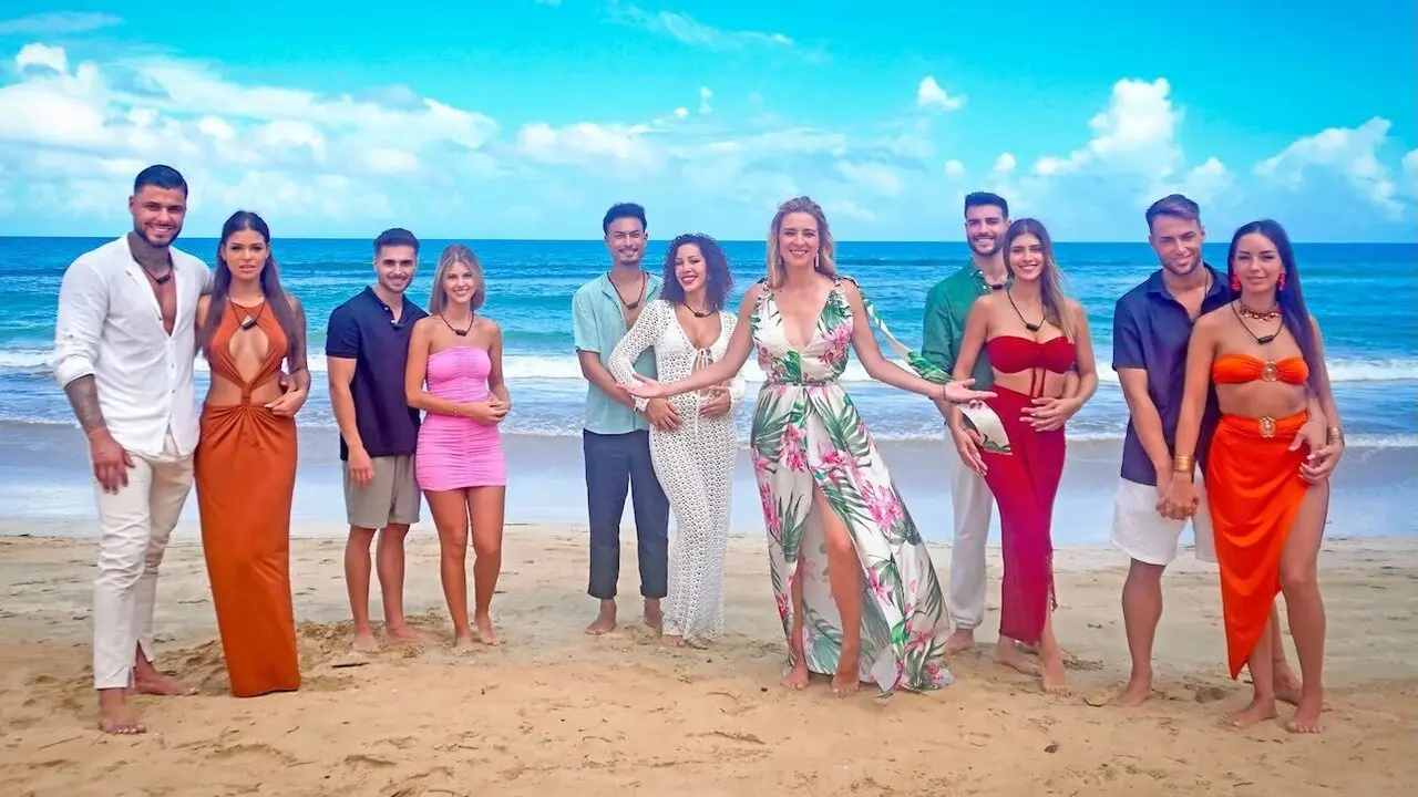 En la imagen Sandra Barneda junto a las parejas participantes en 'La isla de las tentaciones' 8