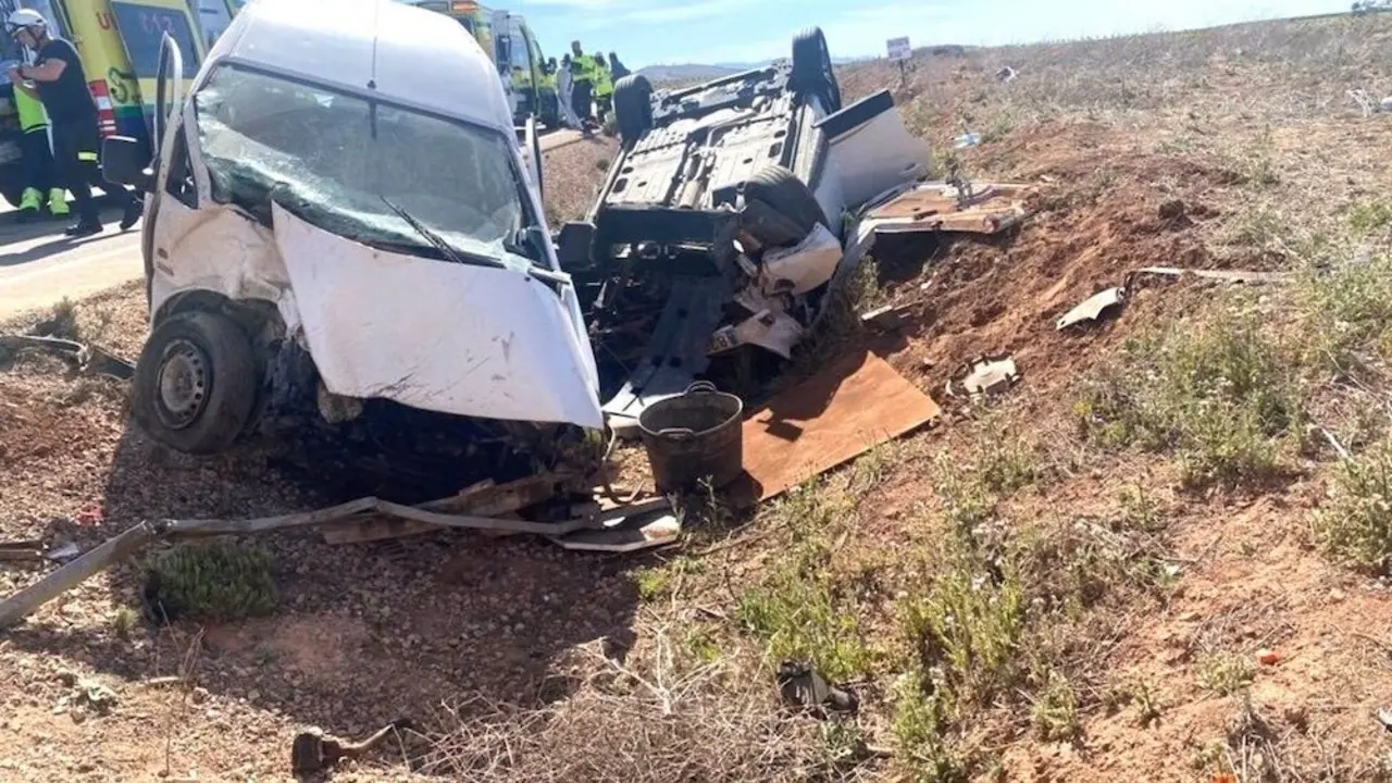 Imagen de archivo de un accidente de tráfico con una furgoneta y un turismo implicados