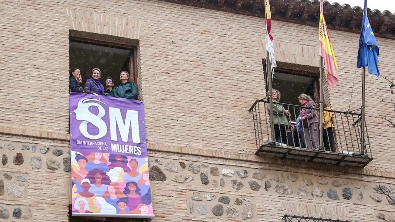 La delegada del Gobierno en Castilla-La Mancha, Milagros Tolón, ha desplegado la pancarta del 8M en la sede de la Delegación en Toledo