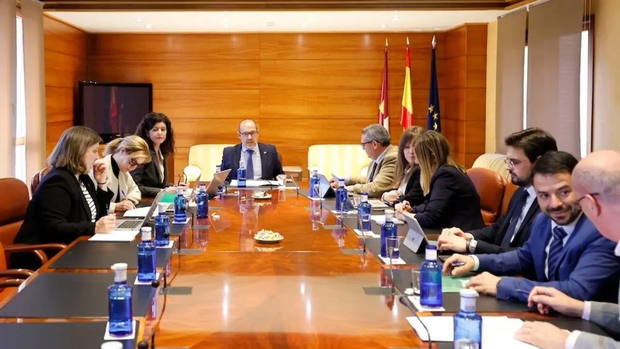 En la imagen un instante de la reunión de la Junta de Portavoces y Mesa de las Cortes de Castilla-La Mancha