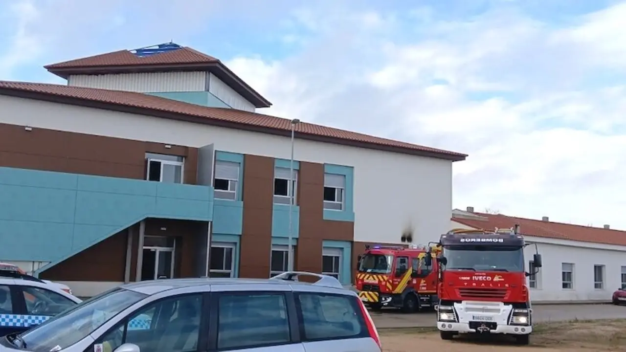 Desalojan a 60 usuarios de una residencia de mayores en Pedro Muñoz (Ciudad Real) por un incendio - Fotografía: CMM