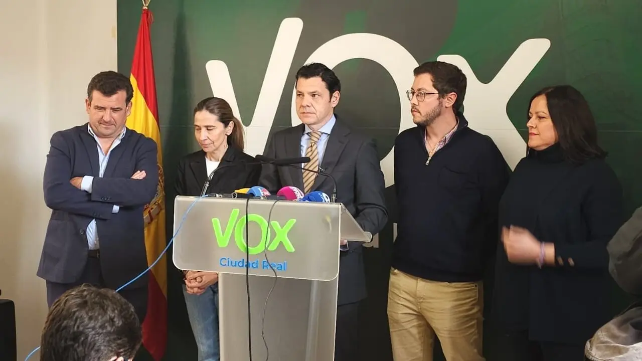 El presidente provincial de Vox en Ciudad Real, Luis Blázquez, durante la rueda de prensa que ha ofrecido acompañado de los concejales de la formación en el Ayuntamiento de la capital