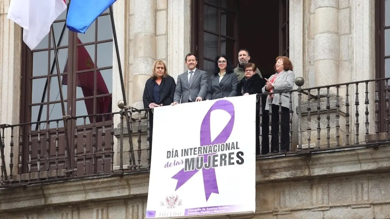 Toledo empieza 'la quincena de la mujer' con el lazo morado en el Ayuntamiento