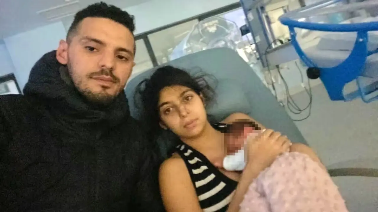 Abdel Tahiri, con Yumara Oliver y la hija de ambos en el Hospital Universitario de Toledo el pasado 7 de diciembre, antes de que los Servicios Sociales le retirasen la custodia de su bebé