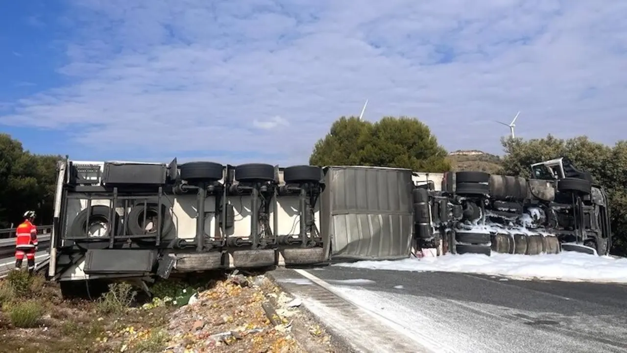 Muere un hombre tras salirse de la vía y volcar el camión tráiler que conducía en la A-4