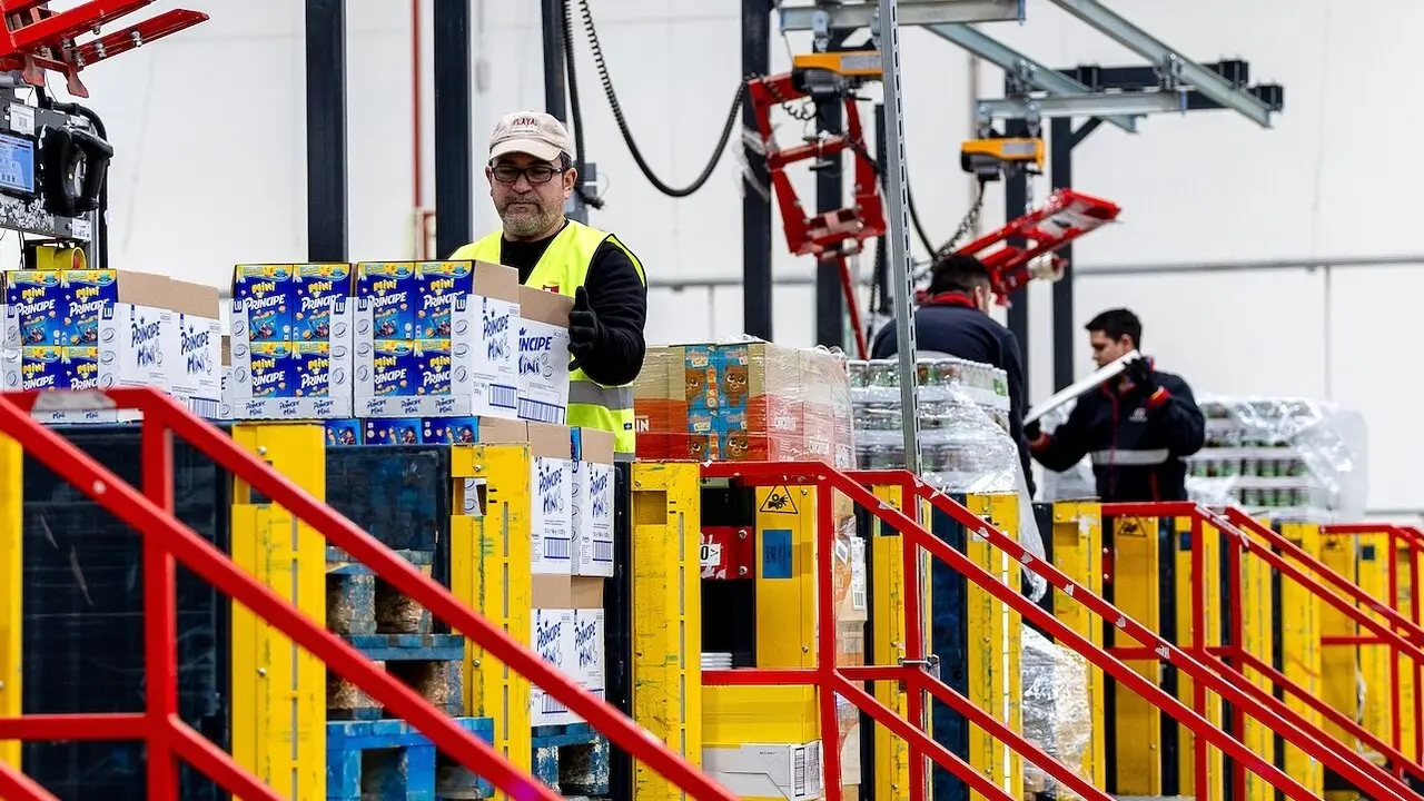Un operario trabaja en un polígono de la provincia de Toledo este martes - EFE/Ismael Herrero, paro, empleo, trabajador, desempleo, trabajadores, logística, trabajo, empleados, almacén, fábrica, industria