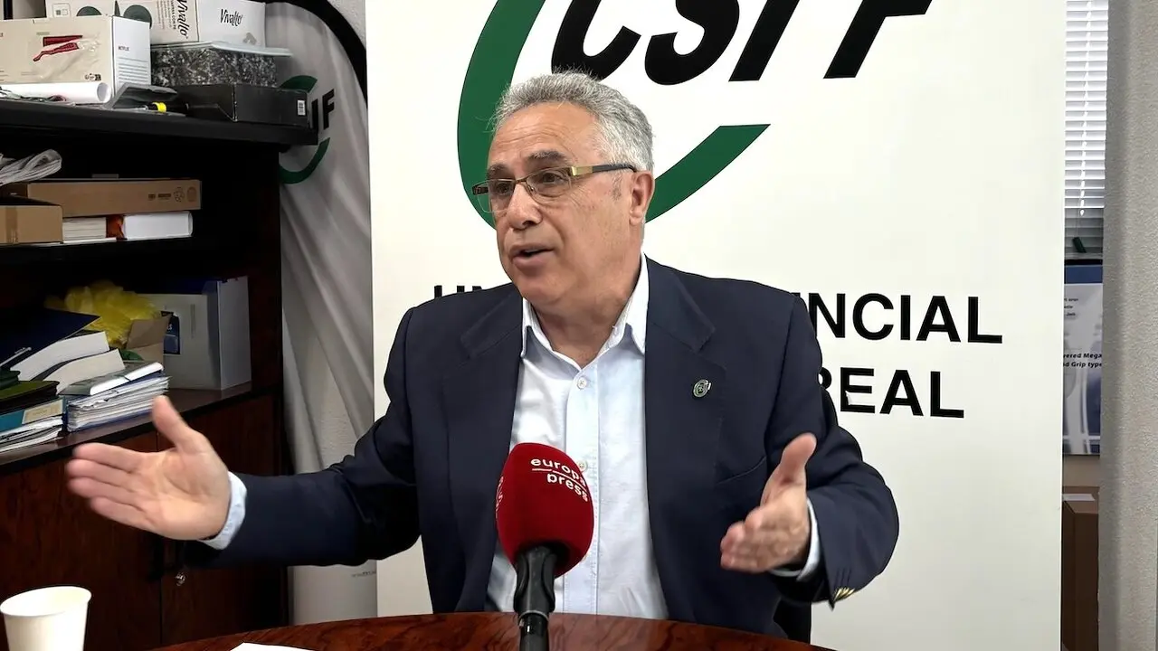 El presidente de CSIF en Castilla-La Mancha, Lorenzo Domínguez, en un momento de la entrevista - EP