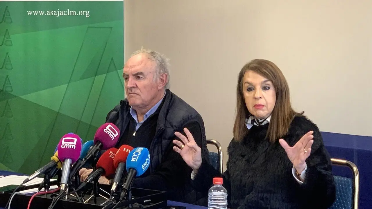 El presidente de Asaja en Castilla-La Mancha, José María Fresneda, y la presidenta de Asaja en Toledo, Blanca Corroto, durante la rueda de prensa que han ofrecido en Toledo