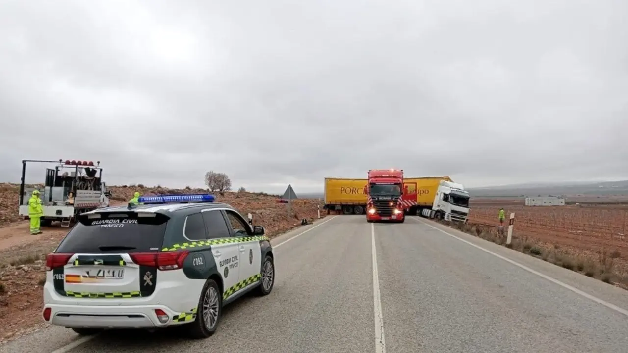 Herido un hombre tras volcar el camión que conducía en la CM-412 en Montealegre del Castillo (Albacete) - Fotografía: CMM