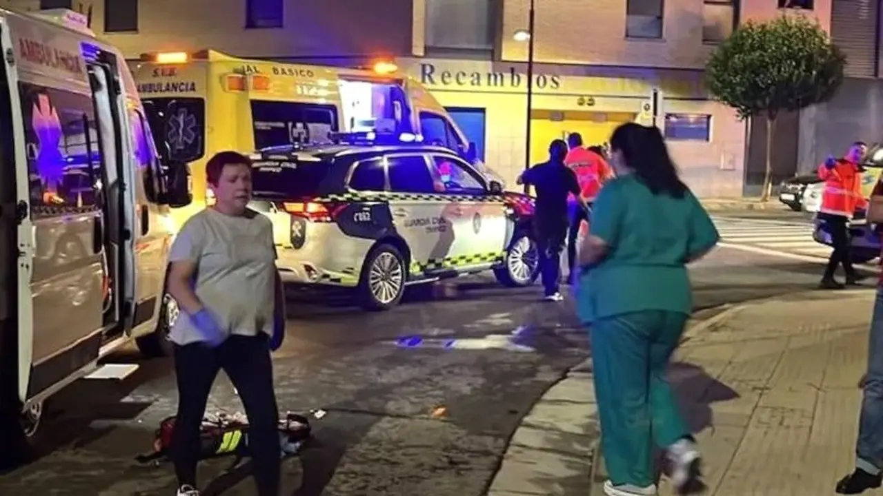 En la imagen de archivo efectivos sanitarios y Guardia Civil ante un atropello en una calle, atropellado, accidente, reyerta, cadáver,