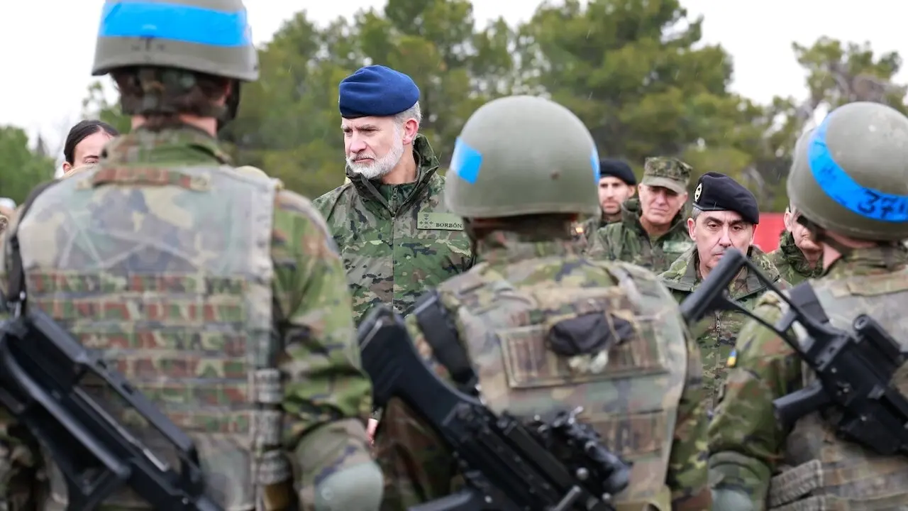 El rey Felipe VI conoce en la Academia de Infantería de Toledo la formación militar que reciben los ucranianos dentro de la misión de la UE - Fotografía: Casa Real