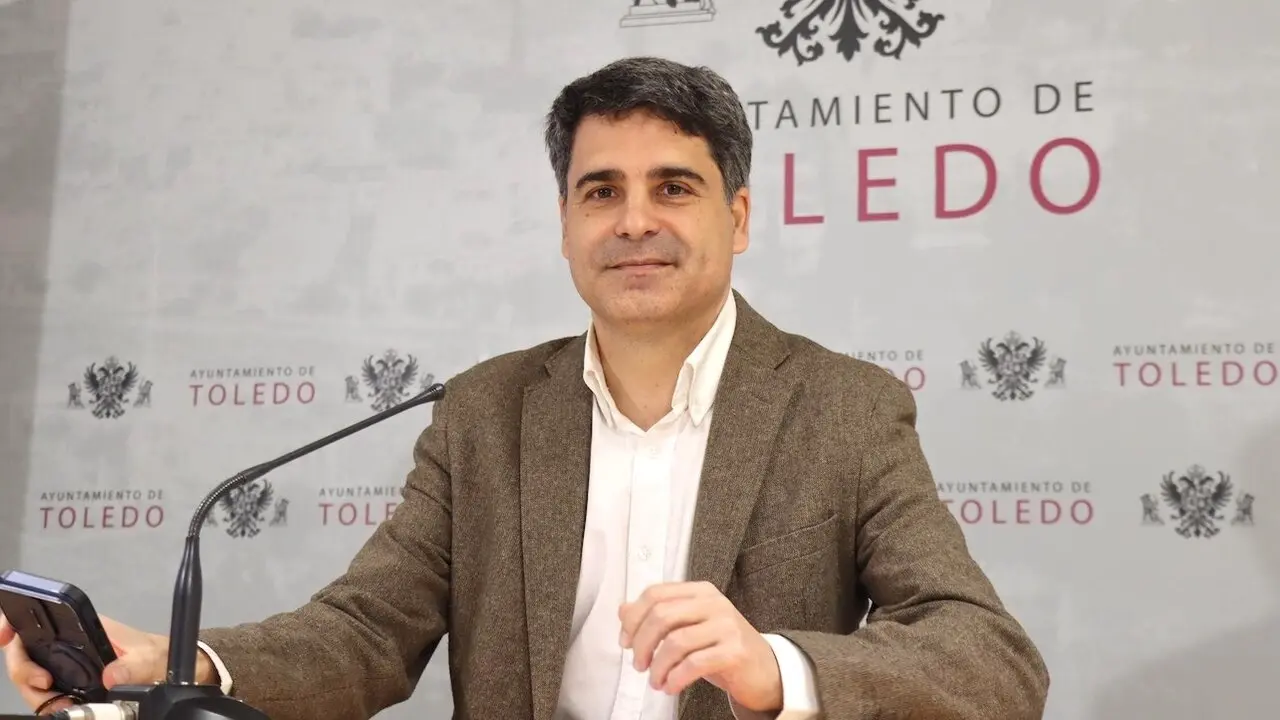 El portavoz del equipo de Gobierno del Ayuntamiento de Toledo, Juan José Alcalde, durante la rueda de prensa que ha ofrecido en el Consistorio