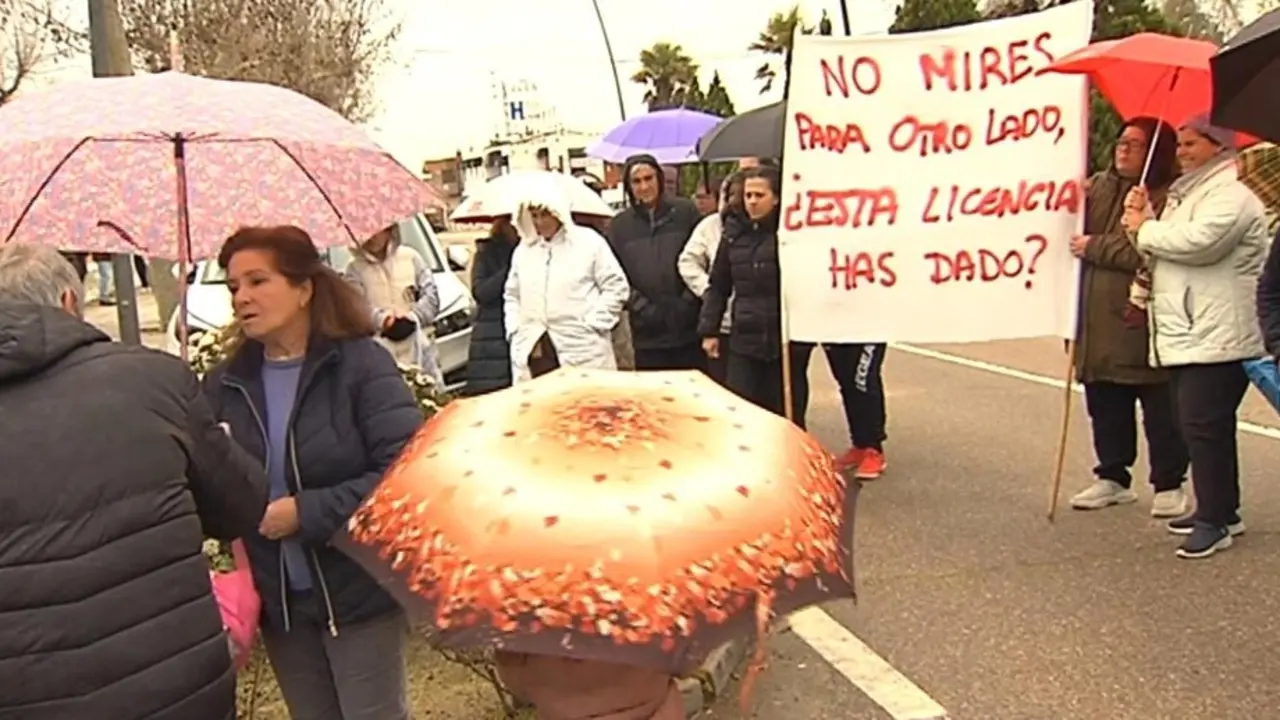 Padres de alumnos del colegio de Gamonal protestan contra la reapertura del hotel Jake - Fotografía: CMM
