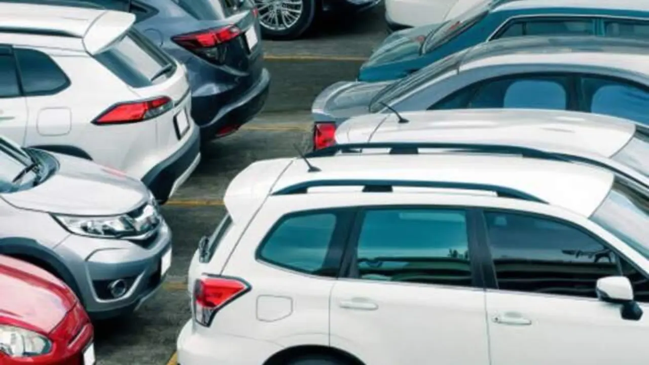 Deja el coche en un parking y se lo devuelven con sorpresa: daños, multa y 500 km más