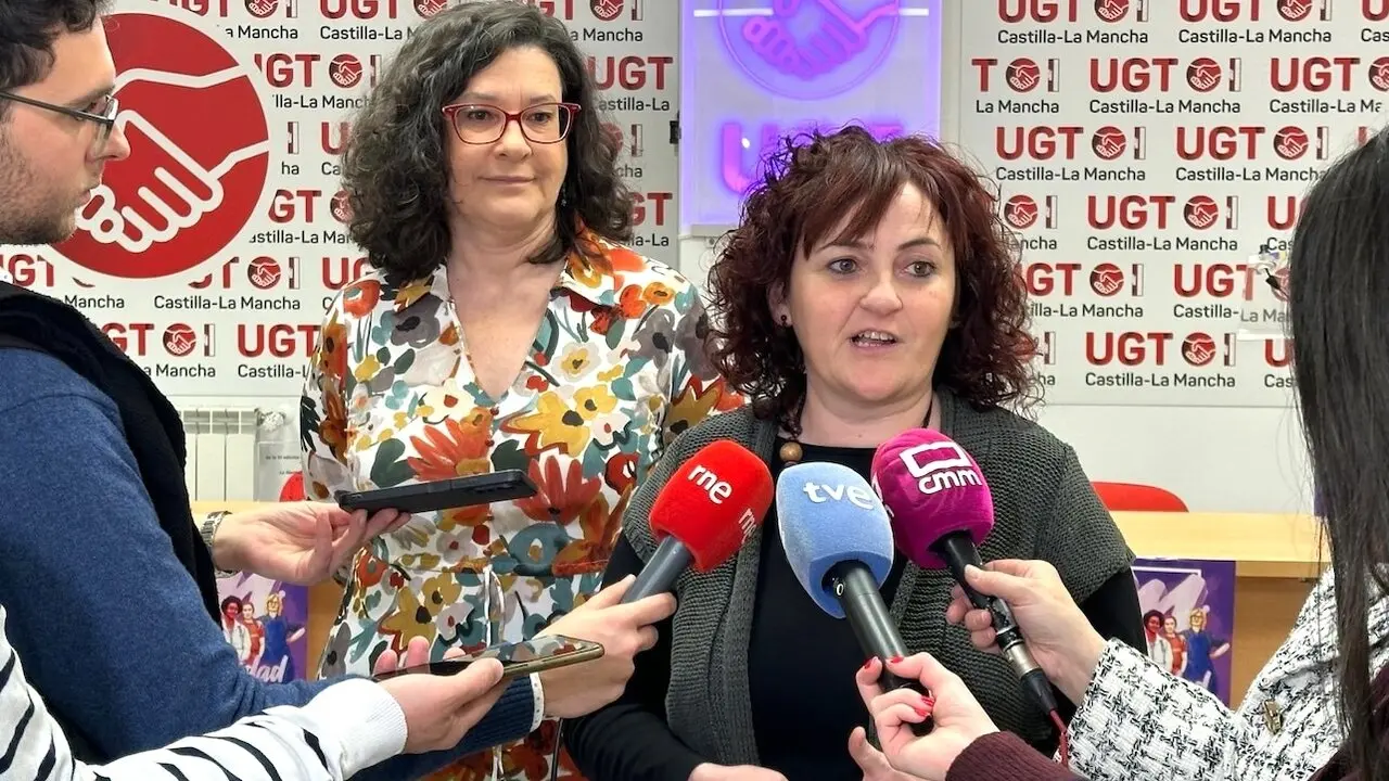 La secretaria de Empleo, Igualdad y Políticas Sociales de UGT Castilla-La Mancha, Isabel Carrascosa, atendiendo a los medios junto a la secretaria general del sindicato, Lola Alcónez