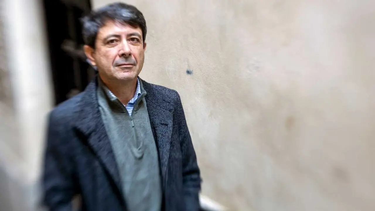 El vicepresidente de la Asociación de Covid Persistente de Castilla-La Mancha, Juan Alcázar, en un momento de la entrevista - EFE/Ángeles Visdónmine.