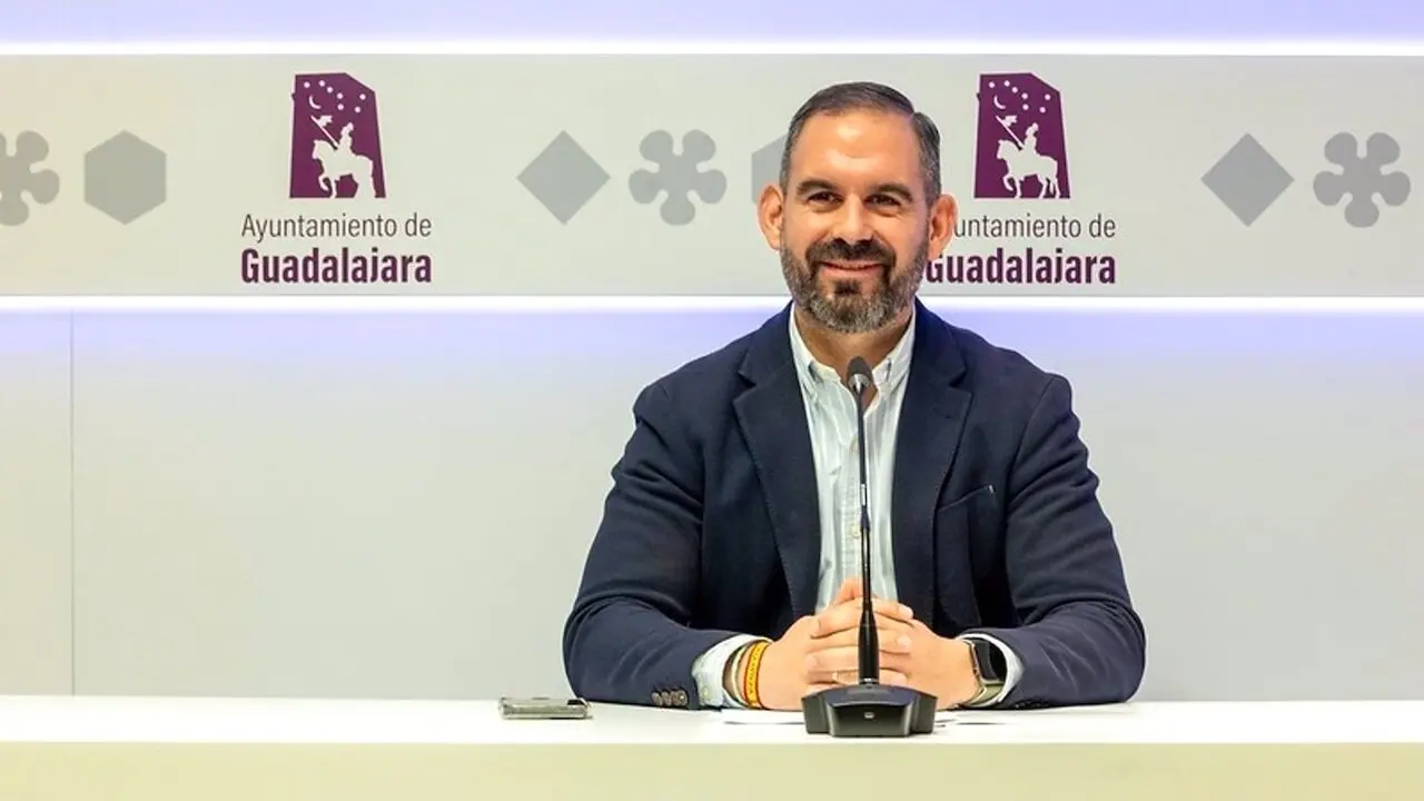 El concejal de Infraestructuras del Ayuntamiento de Guadalajara, Santiago López Pomeda, durante la rueda de prensa que ha ofrecido