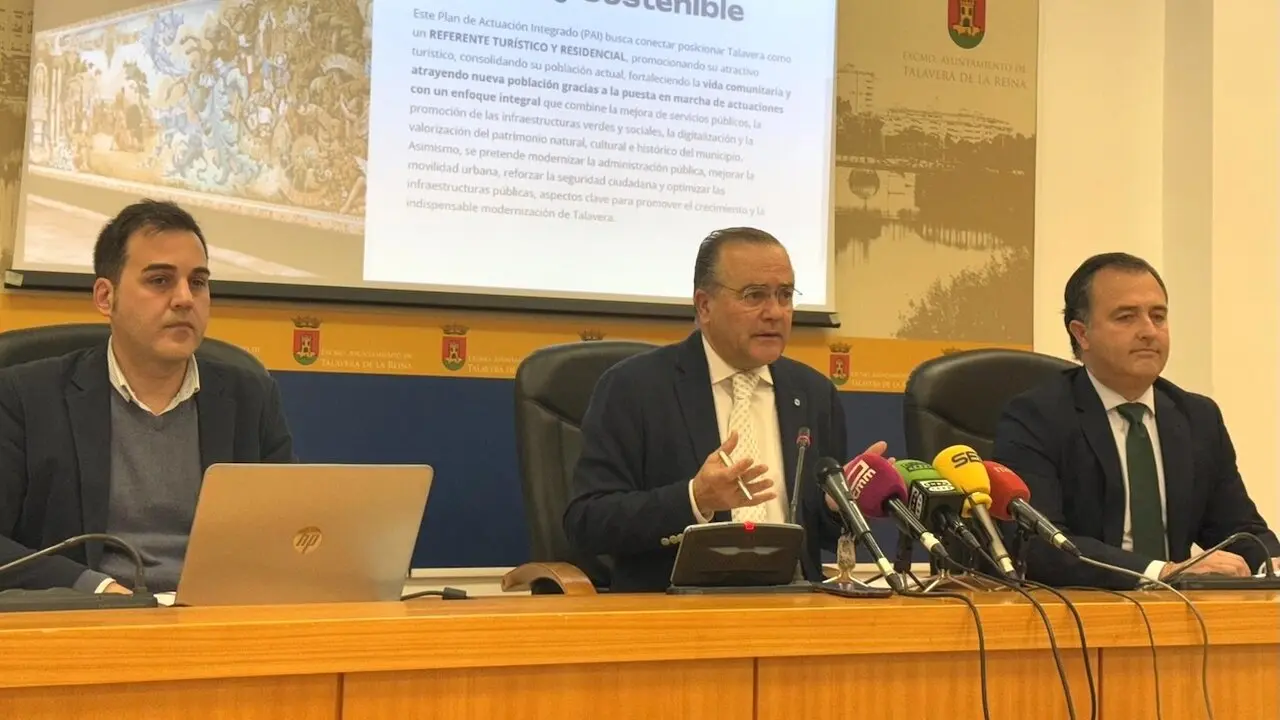 El alcalde de Talavera de la Reina, José Julián Gregorio (c), ha presentado el Plan de Actuación Integrada para optar a 20 millones de fondos europeos