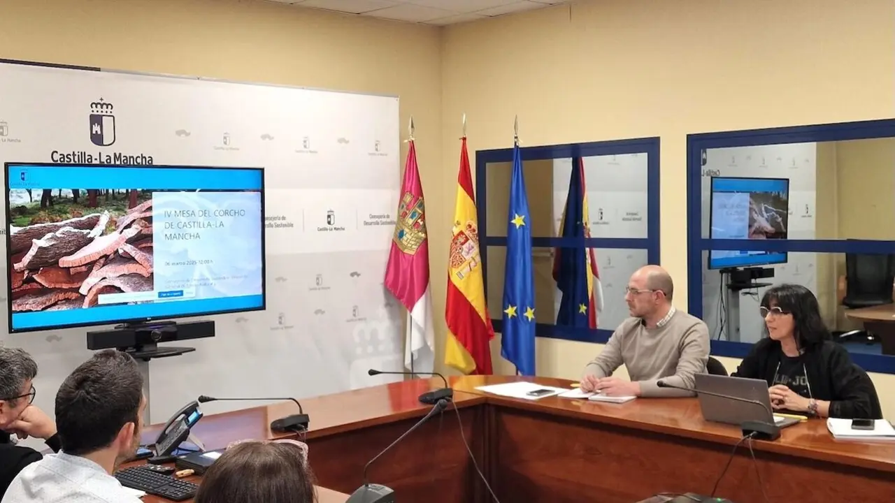 El Gobierno de Castilla-La Mancha impulsa el aprovechamiento del corcho para activar la bioeconomía asociada a este tipo de materia prima del sector forestal