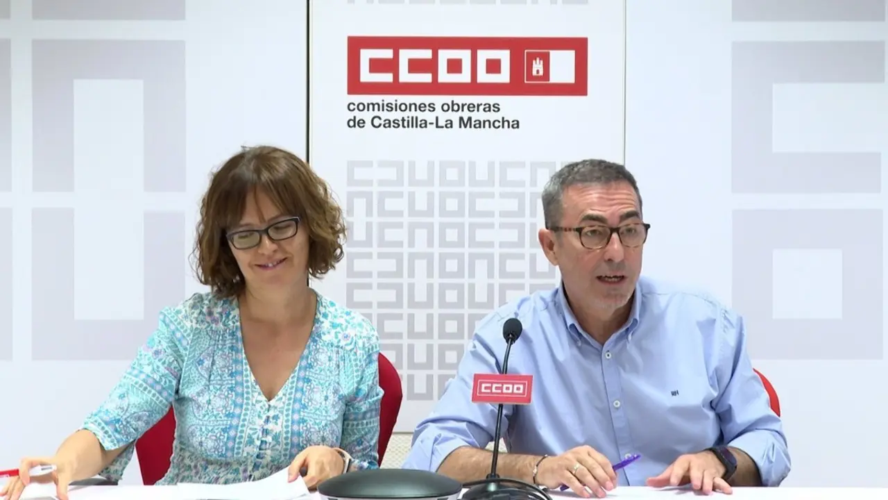 La exsecretaria de Políticas Sociales, Agenda 2030 y Empleo de CCOO Castilla-La Mancha, María Ángeles Castellanos, y el secretario general, Paco de la Rosa, en una imagen de archivo durante una comparecencia